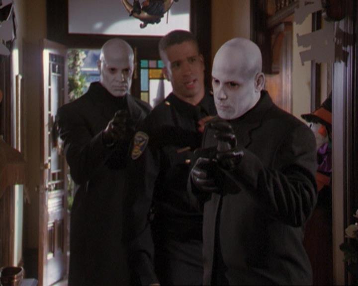 Charmed-Online_dot_net-3x04AllHalliwellsEve0521.jpg