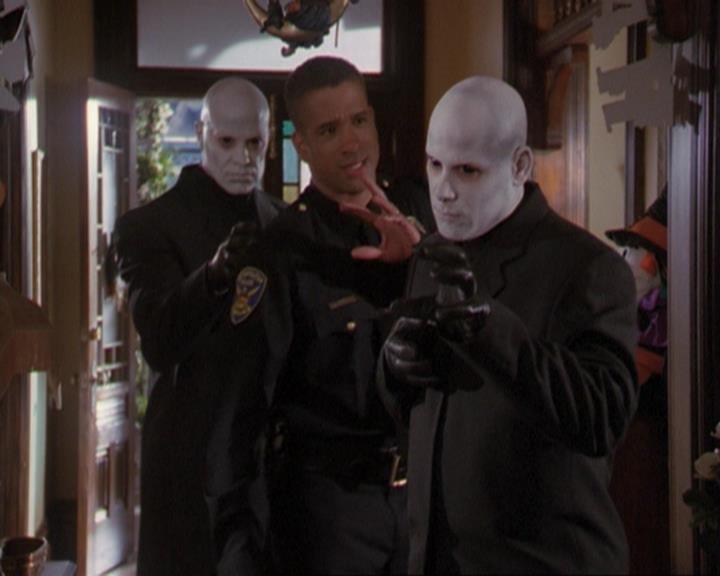 Charmed-Online_dot_net-3x04AllHalliwellsEve0522.jpg