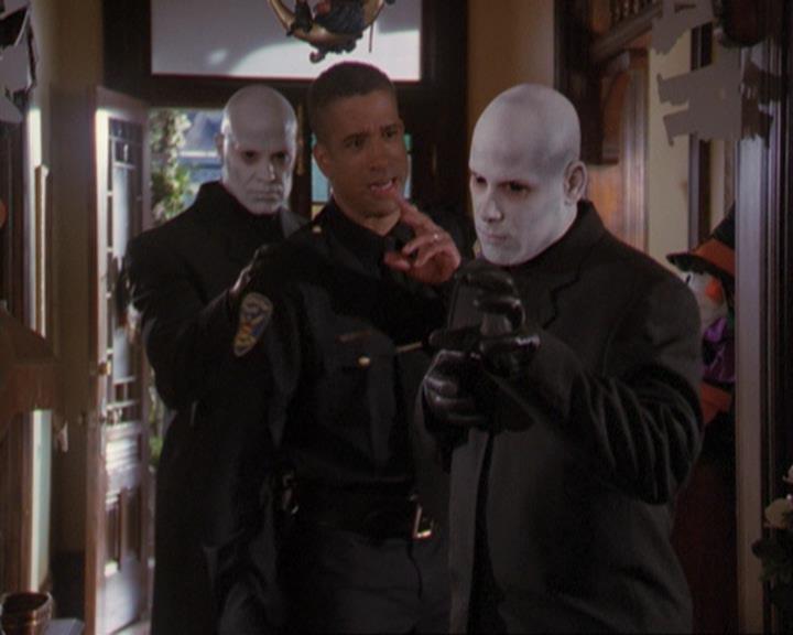 Charmed-Online_dot_net-3x04AllHalliwellsEve0523.jpg