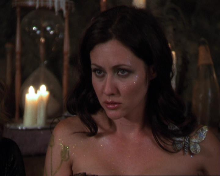 Charmed-Online_dot_net-3x04AllHalliwellsEve0698.jpg