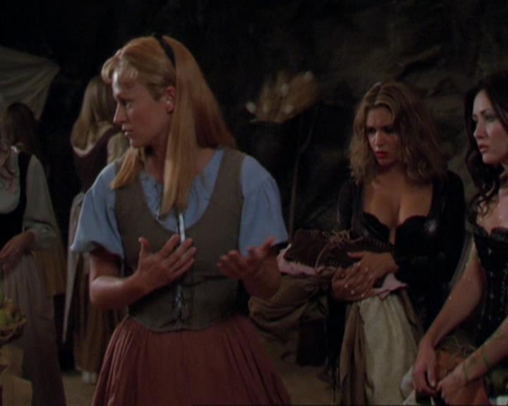 Charmed-Online_dot_net-3x04AllHalliwellsEve0720.jpg Charmed-Online_dot_net-3x04AllHalliwellsEve0720.jpg