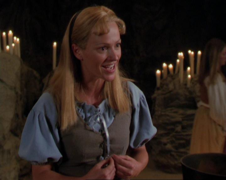 Charmed-Online_dot_net-3x04AllHalliwellsEve0731.jpg