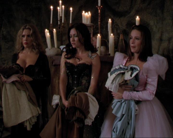 Charmed-Online_dot_net-3x04AllHalliwellsEve0734.jpg
