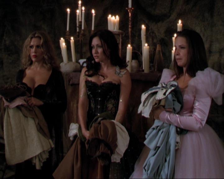 Charmed-Online_dot_net-3x04AllHalliwellsEve0735.jpg