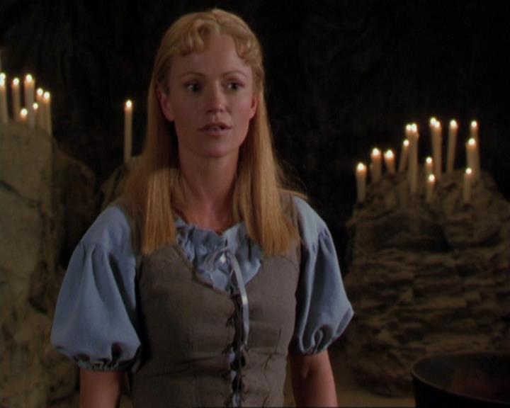 Charmed-Online_dot_net-3x04AllHalliwellsEve0746.jpg