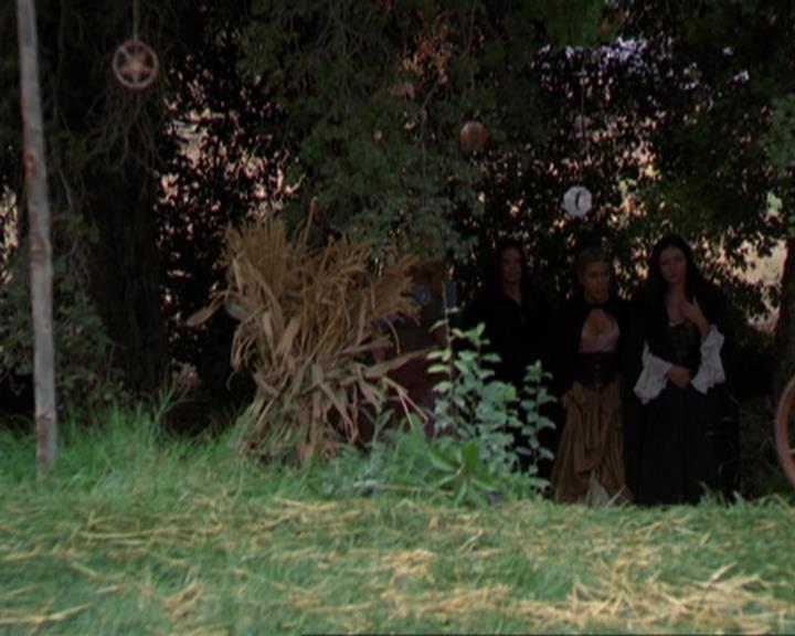 Charmed-Online_dot_net-3x04AllHalliwellsEve0803.jpg