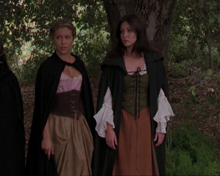 Charmed-Online_dot_net-3x04AllHalliwellsEve0813.jpg Charmed-Online_dot_net-3x04AllHalliwellsEve0813.jpg