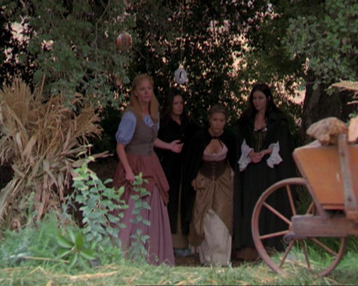 Charmed-Online_dot_net-3x04AllHalliwellsEve0837.jpg