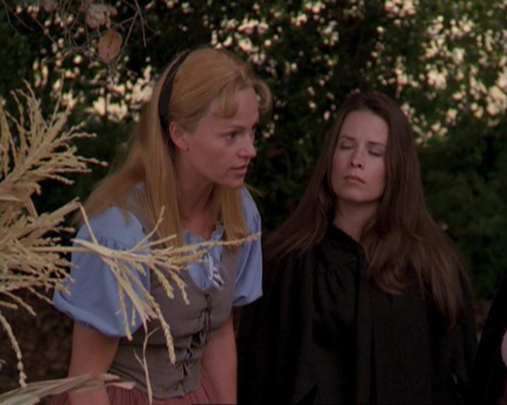 Charmed-Online_dot_net-3x04AllHalliwellsEve0844.jpg