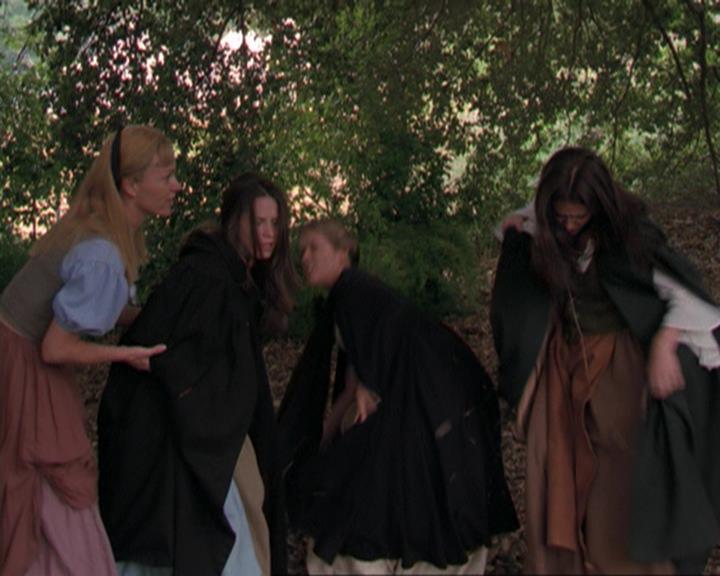 Charmed-Online_dot_net-3x04AllHalliwellsEve0863.jpg
