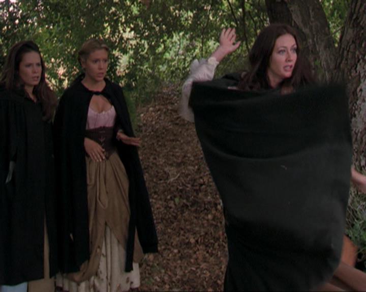 Charmed-Online_dot_net-3x04AllHalliwellsEve0870.jpg