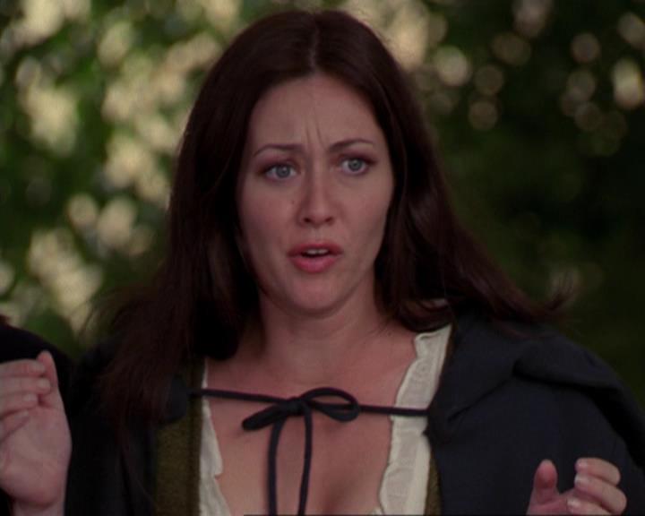 Charmed-Online_dot_net-3x04AllHalliwellsEve0880.jpg