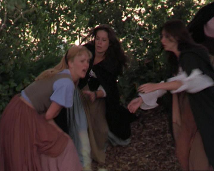 Charmed-Online_dot_net-3x04AllHalliwellsEve0884.jpg