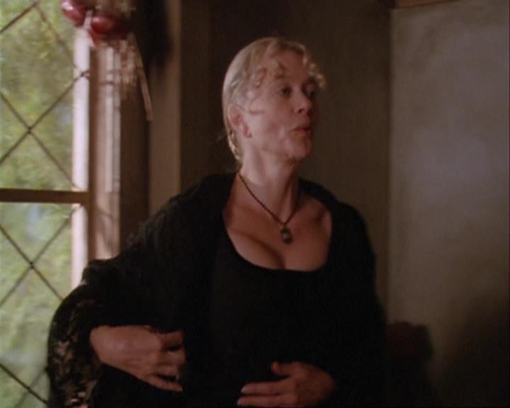 Charmed-Online_dot_net-3x04AllHalliwellsEve0895.jpg Charmed-Online_dot_net-3x04AllHalliwellsEve0895.jpg