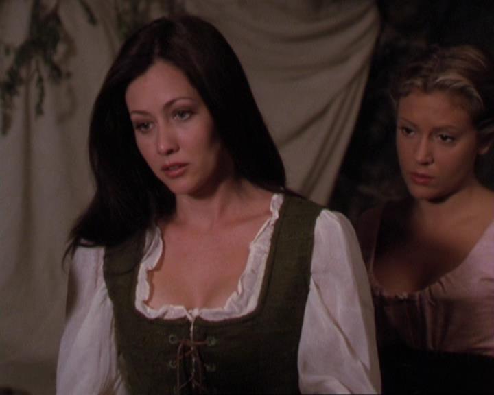 Charmed-Online_dot_net-3x04AllHalliwellsEve1023.jpg