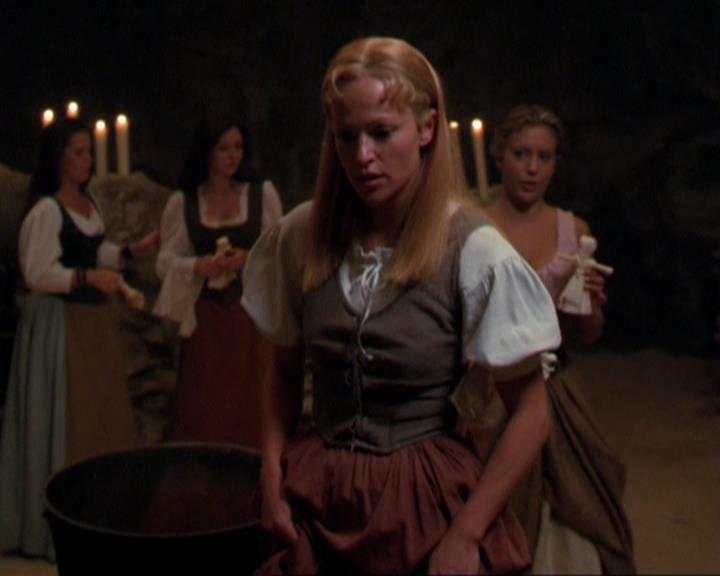 Charmed-Online_dot_net-3x04AllHalliwellsEve1217.jpg