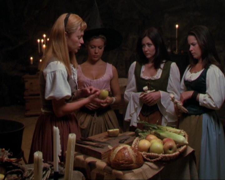 Charmed-Online_dot_net-3x04AllHalliwellsEve1256.jpg