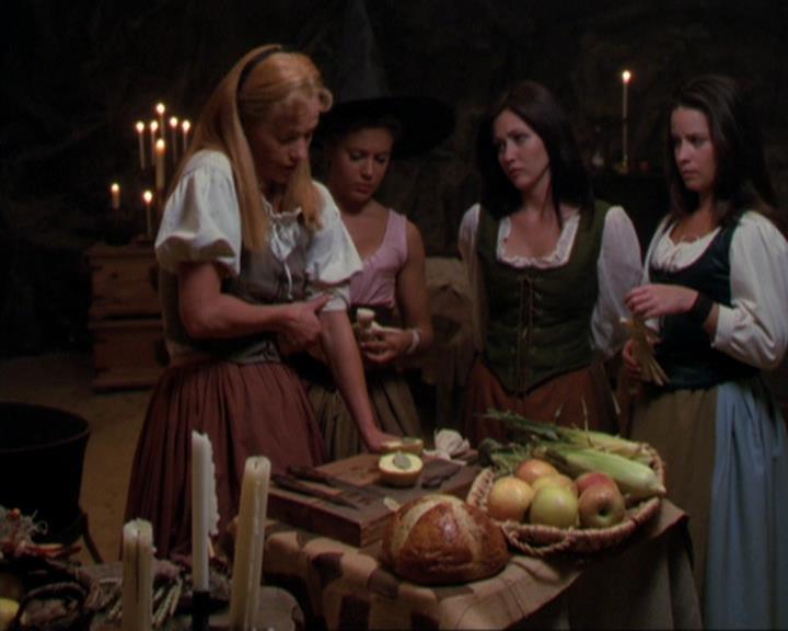 Charmed-Online_dot_net-3x04AllHalliwellsEve1269.jpg Charmed-Online_dot_net-3x04AllHalliwellsEve1269.jpg