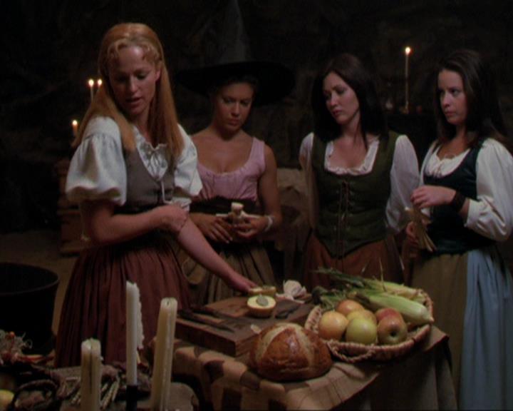 Charmed-Online_dot_net-3x04AllHalliwellsEve1270.jpg