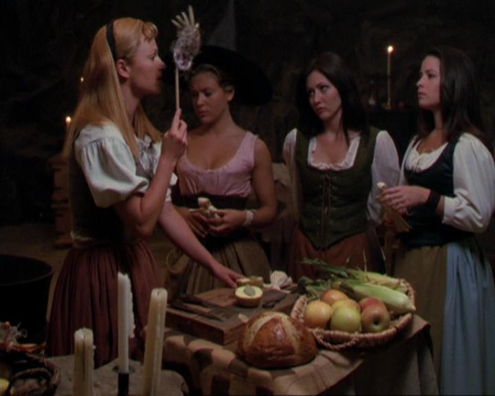 Charmed-Online_dot_net-3x04AllHalliwellsEve1272.jpg
