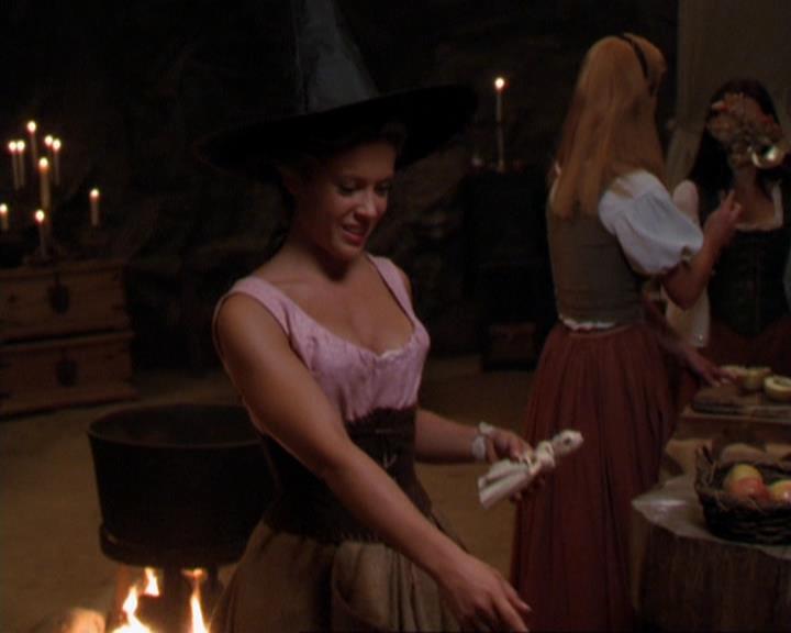 Charmed-Online_dot_net-3x04AllHalliwellsEve1277.jpg