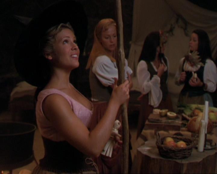 Charmed-Online_dot_net-3x04AllHalliwellsEve1280.jpg