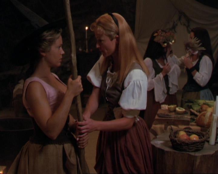 Charmed-Online_dot_net-3x04AllHalliwellsEve1289.jpg Charmed-Online_dot_net-3x04AllHalliwellsEve1289.jpg