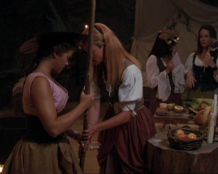 Charmed-Online_dot_net-3x04AllHalliwellsEve1291.jpg Charmed-Online_dot_net-3x04AllHalliwellsEve1291.jpg