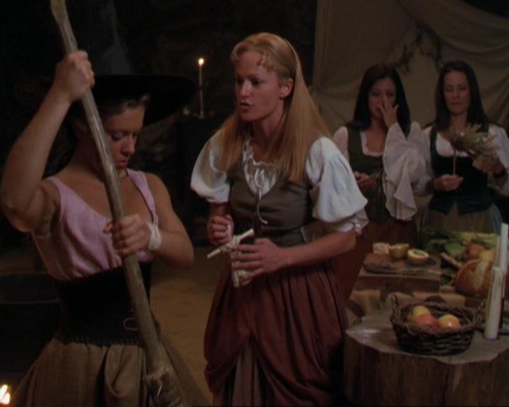 Charmed-Online_dot_net-3x04AllHalliwellsEve1293.jpg