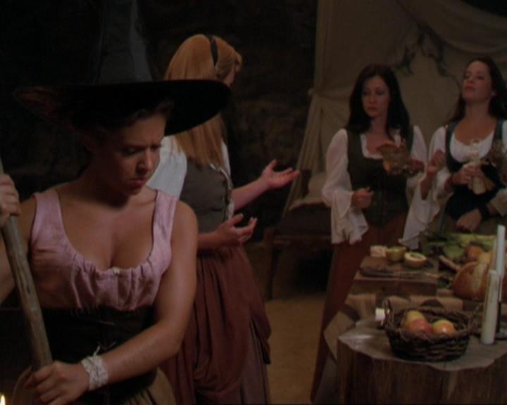 Charmed-Online_dot_net-3x04AllHalliwellsEve1299.jpg Charmed-Online_dot_net-3x04AllHalliwellsEve1299.jpg