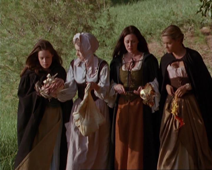 Charmed-Online_dot_net-3x04AllHalliwellsEve1360.jpg