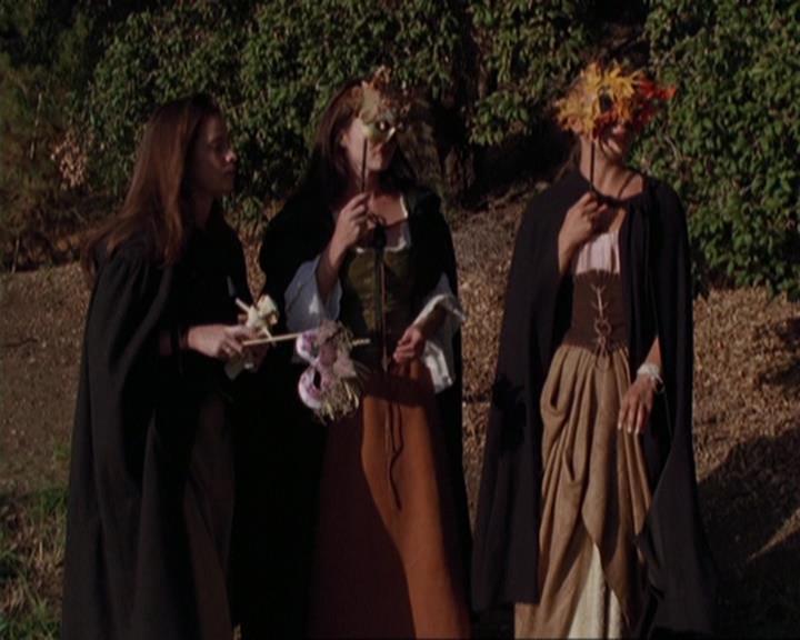 Charmed-Online_dot_net-3x04AllHalliwellsEve1383.jpg