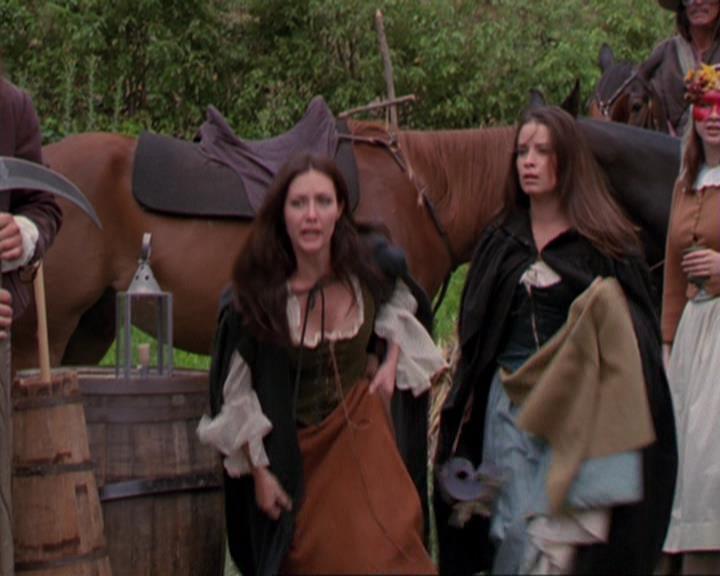 Charmed-Online_dot_net-3x04AllHalliwellsEve1472.jpg