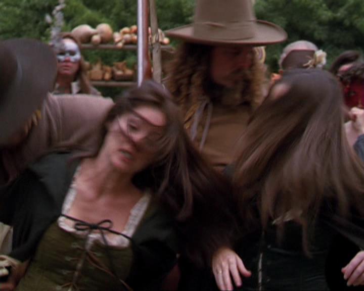 Charmed-Online_dot_net-3x04AllHalliwellsEve1476.jpg