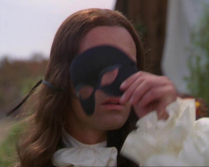 Charmed-Online_dot_net-3x04AllHalliwellsEve1499.jpg Charmed-Online_dot_net-3x04AllHalliwellsEve1499.jpg