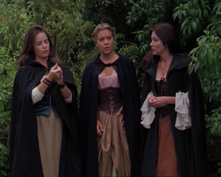 Charmed-Online_dot_net-3x04AllHalliwellsEve1759.jpg Charmed-Online_dot_net-3x04AllHalliwellsEve1759.jpg