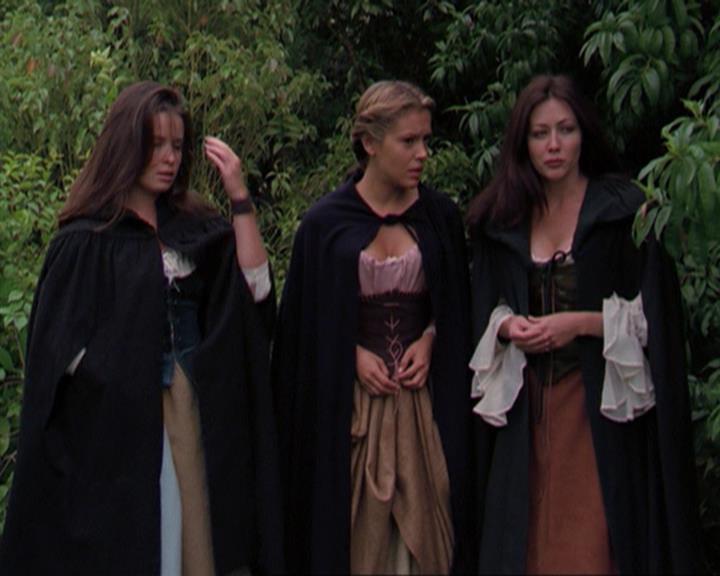 Charmed-Online_dot_net-3x04AllHalliwellsEve1764.jpg Charmed-Online_dot_net-3x04AllHalliwellsEve1764.jpg