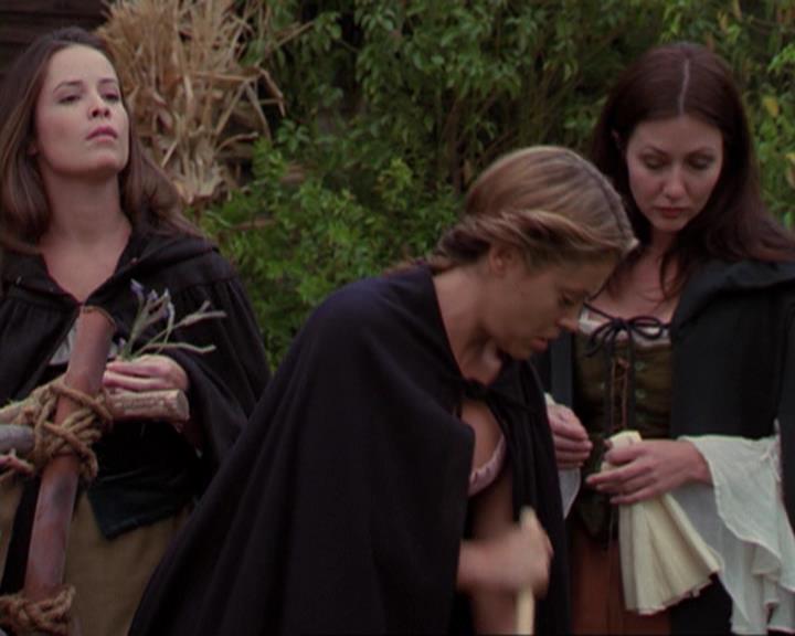 Charmed-Online_dot_net-3x04AllHalliwellsEve1796.jpg