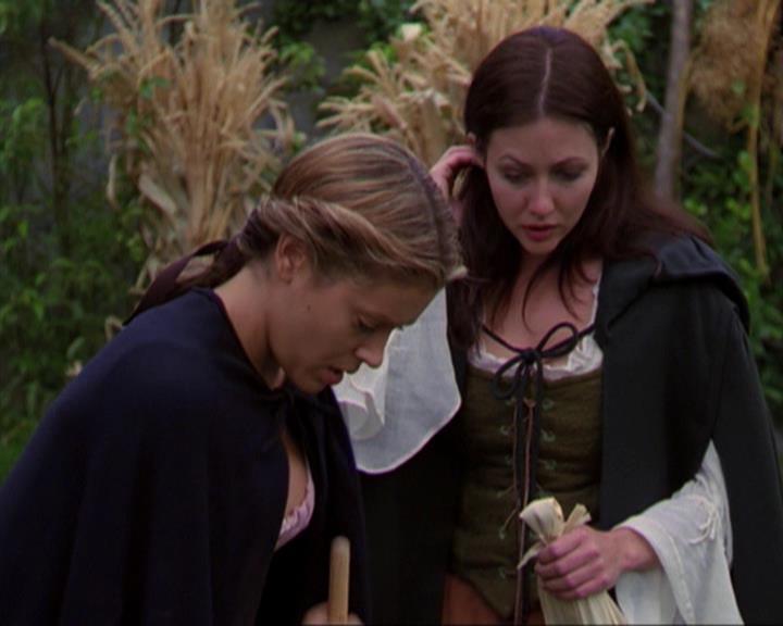 Charmed-Online_dot_net-3x04AllHalliwellsEve1801.jpg