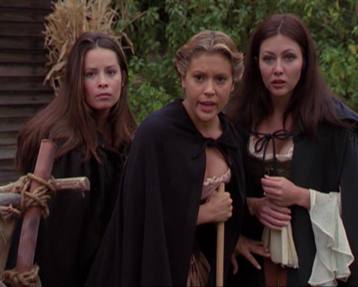 Charmed-Online_dot_net-3x04AllHalliwellsEve1810.jpg