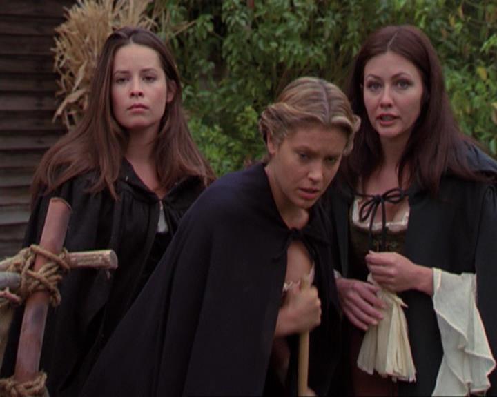 Charmed-Online_dot_net-3x04AllHalliwellsEve1811.jpg