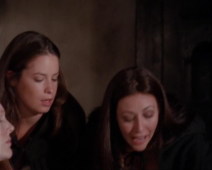 Charmed-Online_dot_net-3x04AllHalliwellsEve1872.jpg Charmed-Online_dot_net-3x04AllHalliwellsEve1872.jpg