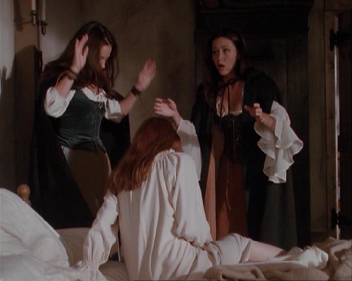 Charmed-Online_dot_net-3x04AllHalliwellsEve1877.jpg Charmed-Online_dot_net-3x04AllHalliwellsEve1877.jpg