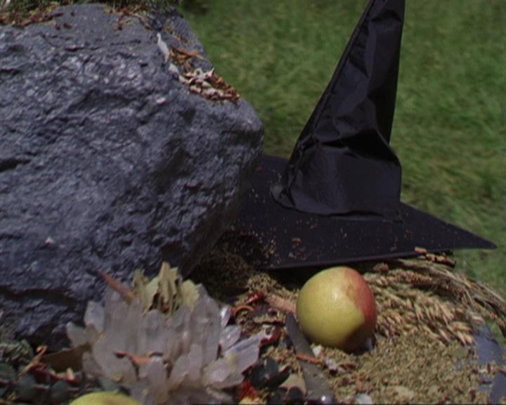 Charmed-Online_dot_net-3x04AllHalliwellsEve1902.jpg