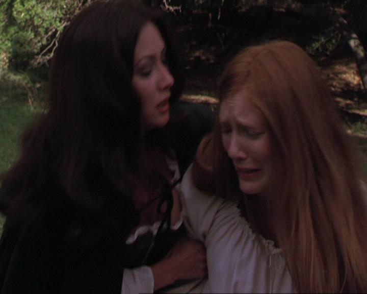 Charmed-Online_dot_net-3x04AllHalliwellsEve1907.jpg Charmed-Online_dot_net-3x04AllHalliwellsEve1907.jpg