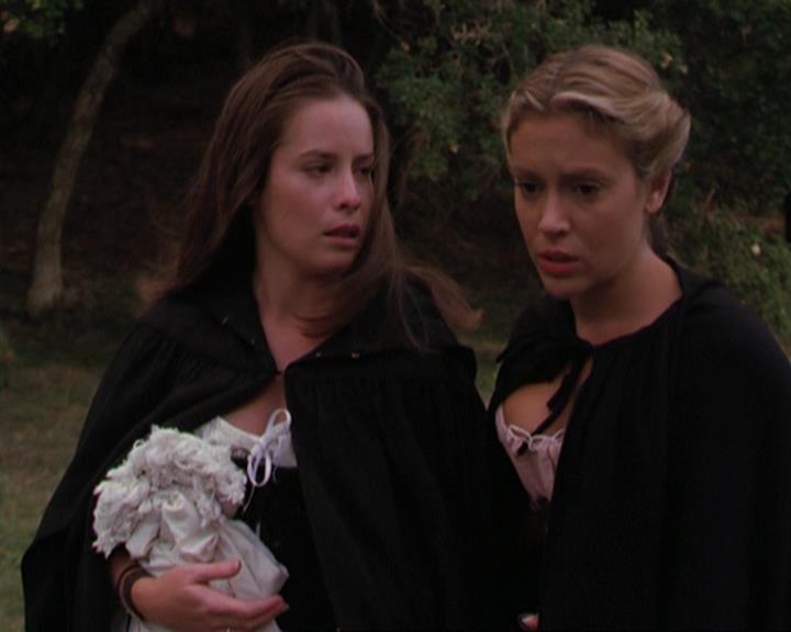 Charmed-Online_dot_net-3x04AllHalliwellsEve1910.jpg