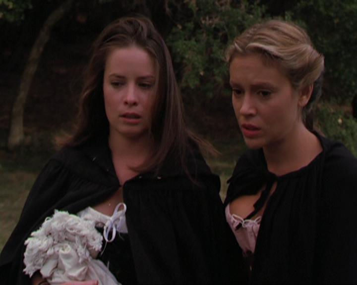 Charmed-Online_dot_net-3x04AllHalliwellsEve1911.jpg