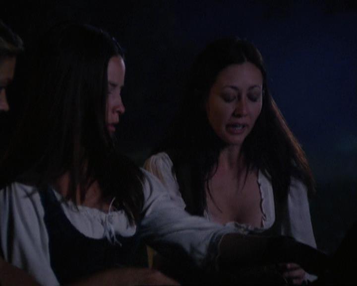 Charmed-Online_dot_net-3x04AllHalliwellsEve1938.jpg