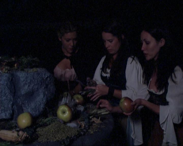 Charmed-Online_dot_net-3x04AllHalliwellsEve1941.jpg