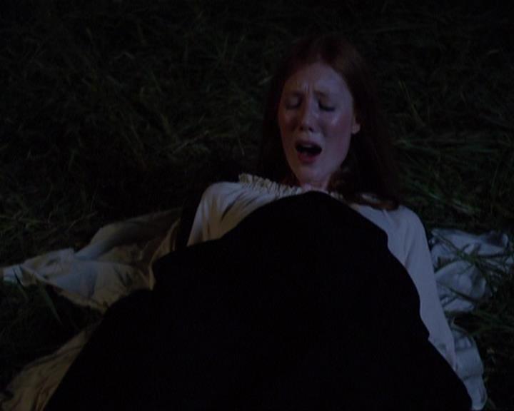 Charmed-Online_dot_net-3x04AllHalliwellsEve1944.jpg